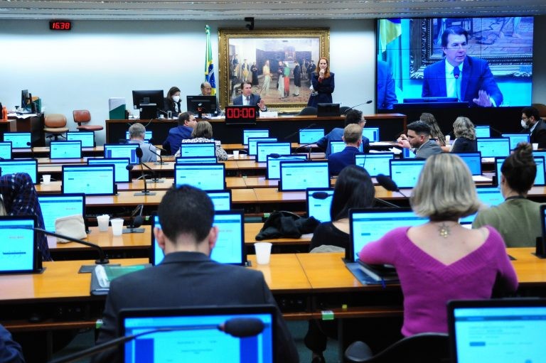 CCJ retira de pauta cobrança de mensalidades em universidades públicas
