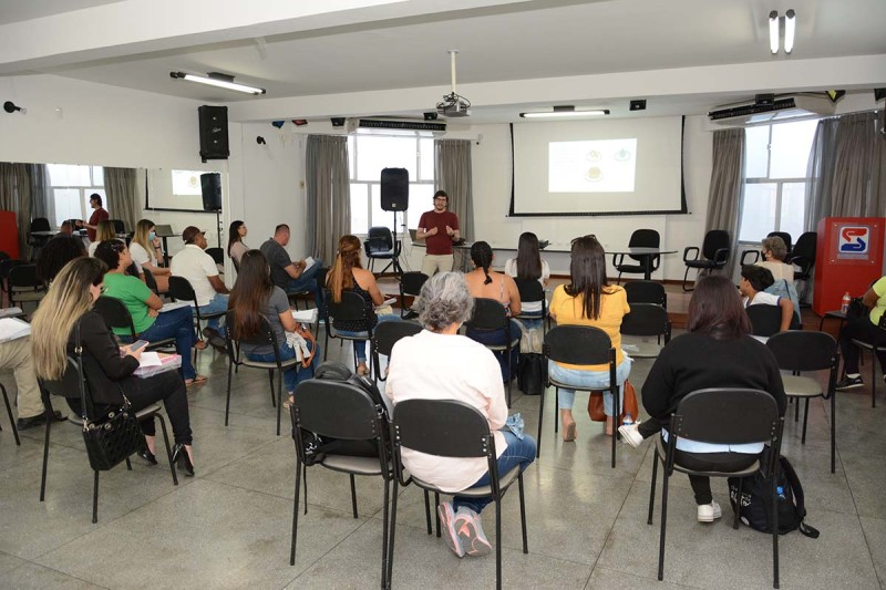 Manipuladores de alimentos participam de curso de Boas Práticas promovido pela Vigilância Sanitária