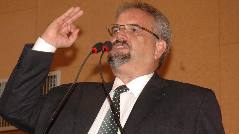 Deputado ataca projeto do governo sobre Embasa; votação foi adiada.