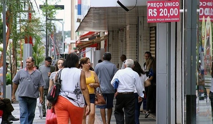 Salário dos servidores está disponível para saque e vai ajudar a movimentar o comércio do Estado
