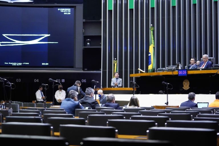 Defesa do controle estatal marca debate sobre política energética na Câmara