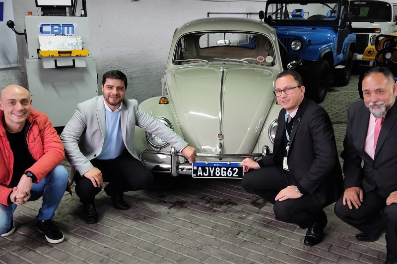 Fusca de 1965 recebe a primeira placa preta de colecionadores do Paraná