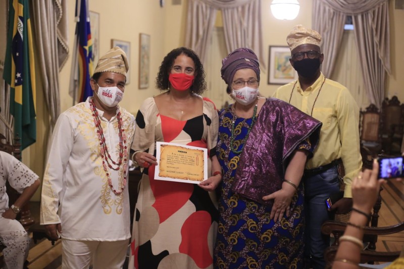 Governadora recebe comenda da Caminhada dos Terreiros