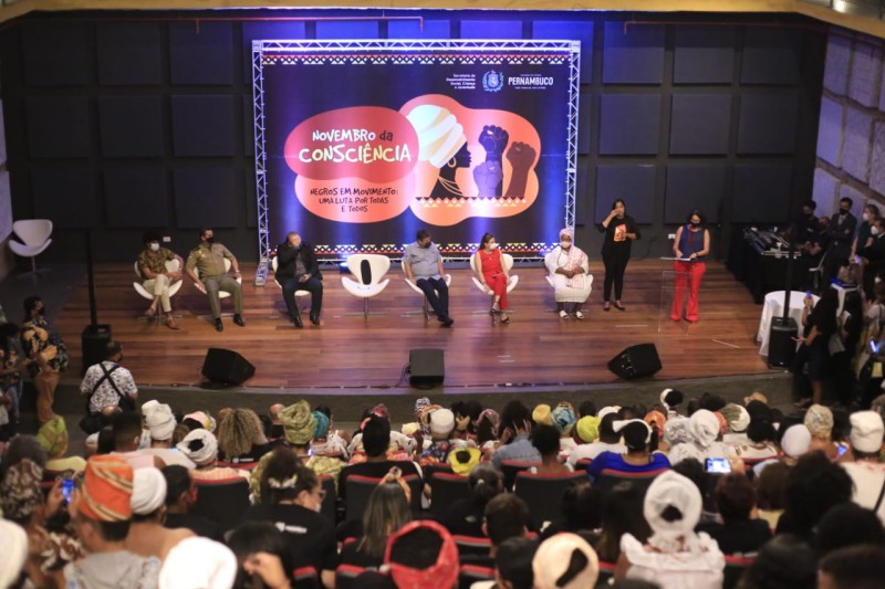 Luciana Santos prestigia abertura de evento em alusão ao mês da Consciência Negra
