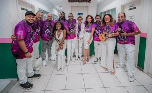 Foto: Roberto Filho // Samba de número 03 reunido momento antes de subir ao palco.