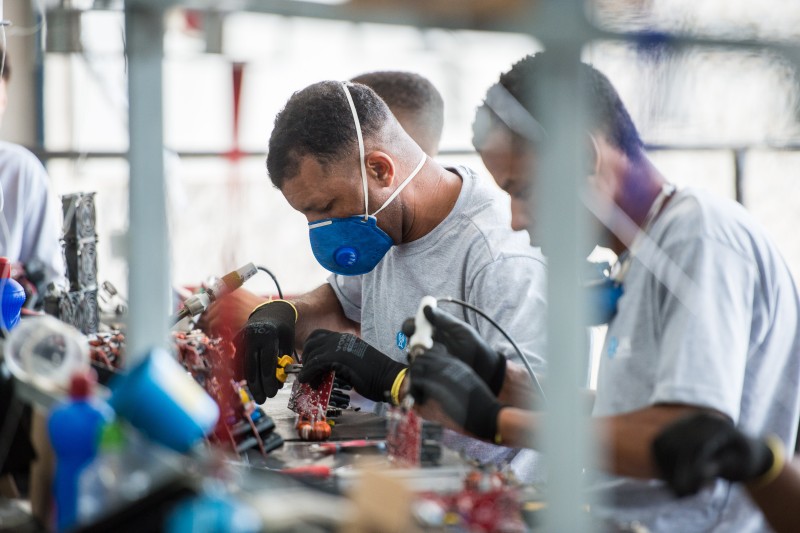 Fábrica de eletrônicos emprega 140 detentos no presídio de Ribeirão das Neves