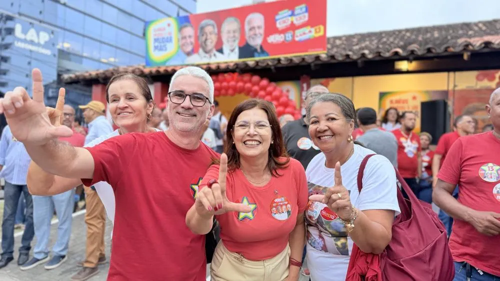 ADÉLIA MOSTRA FORÇA DE MOBILIZAÇÃO E PEDE QUE ELEITORES COMPAREM ENTREGAS DO PT COM PERÍODO DO CARLISMO.