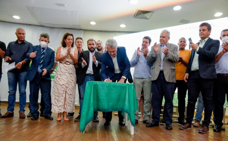 Caiado anuncia construção de campos de futebol em 18 cidades