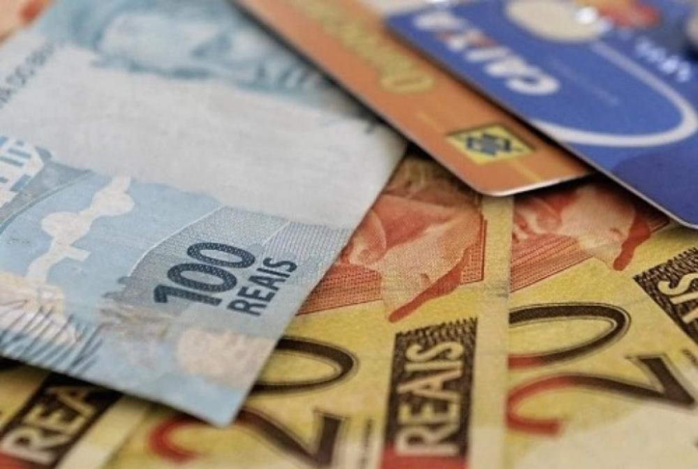 Brasileiros estão tomando créditos mais caros, como cartão e não consignado. 
