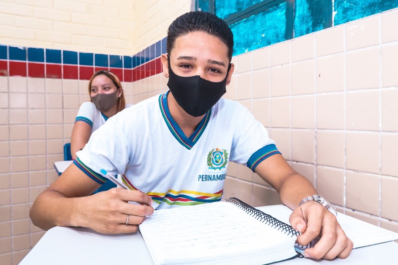 Seguindo à risca o protocolo de segurança, estudantes retornam às aulas