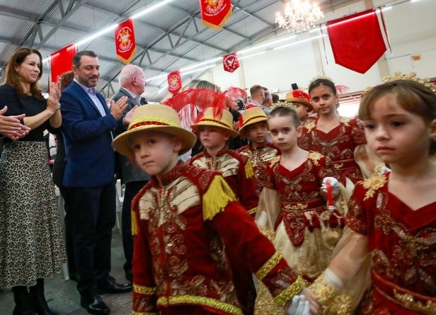 Em Santo Amaro da Imperatriz, governador prestigia a Festa do Divino Espírito Santo