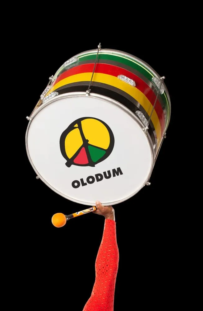 Banda Olodum leva samba-reggae ao Pelourinho na véspera do feriado.