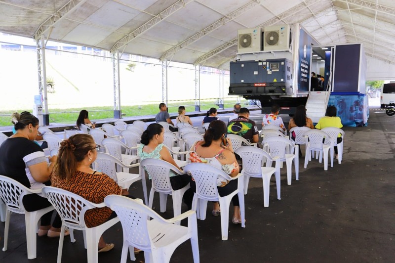 Carreta da Defensoria atende demandas de Família no Centro Cultural Povos da Amazônia