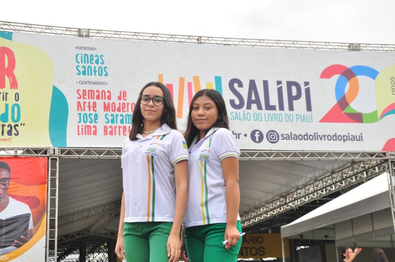 Estudantes de escolas públicas se preparam para o Enem dentro do Salão do Livro do Piauí