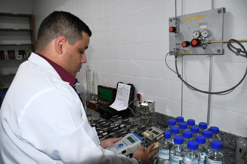 Etilômetros passam por ensaios em laboratório do IPEM e são aprovados em fiscalização