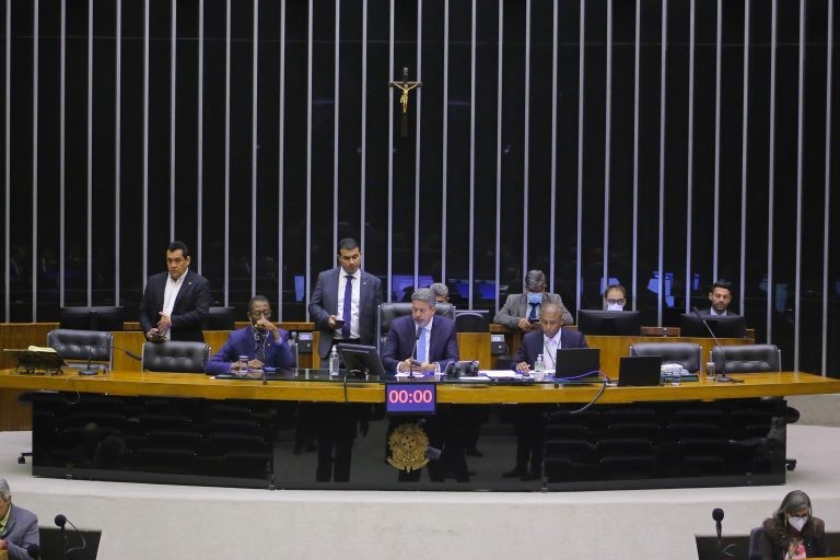 Câmara aprova projeto que exige transparência sobre preço dos combustíveis; acompanhe
