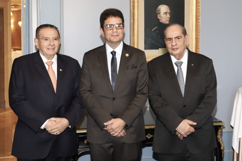 Em Genegra, governo do Acre firma parceria com a Confederação Nacional do Comércio e governador Gladson Cameli é homenageado