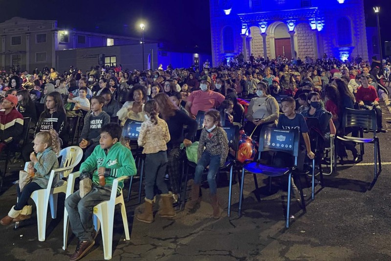 Em Alvorada do Sul, Cinema na Praça reúne quase mil pessoas em sessões ao ar livre