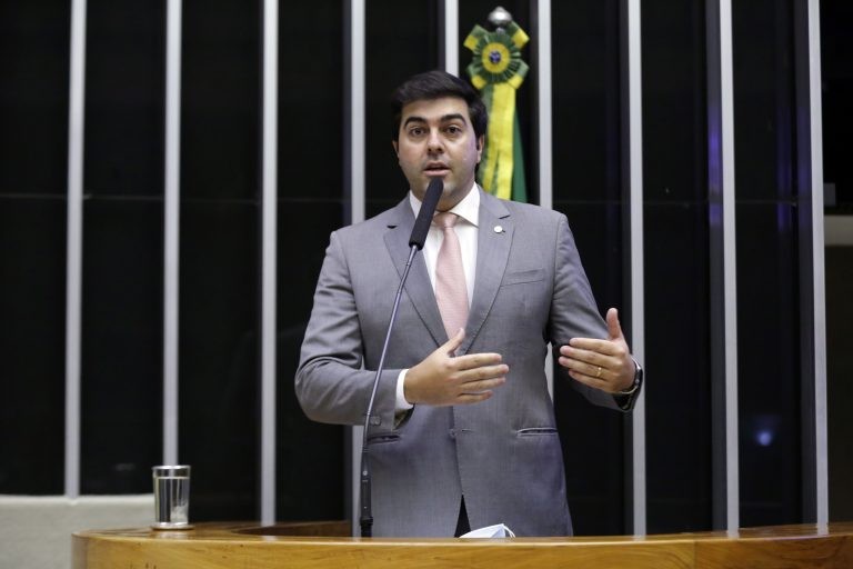 Comissão aprova projeto que torna carteira de motorista vencida válida para identificação oficial