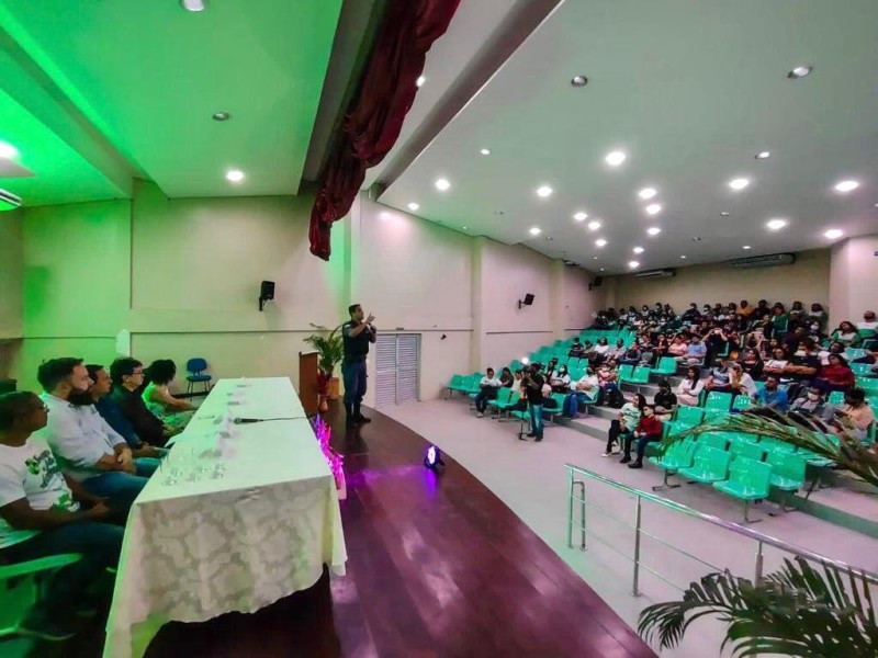 Mesa Redonda debate sobre a atuação das instituições públicas na política ambiental em Parintins  