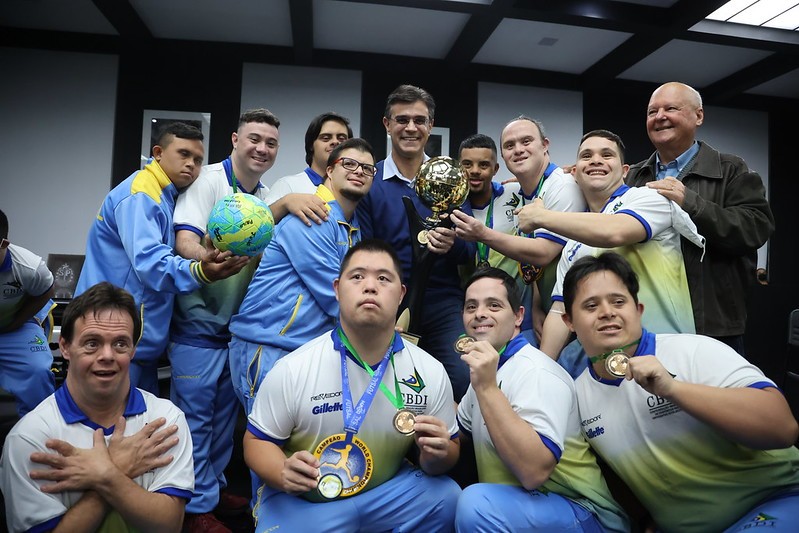 Governador e secretário de Esportes recebem seleção de Futsal Down, bicampeã do mundo