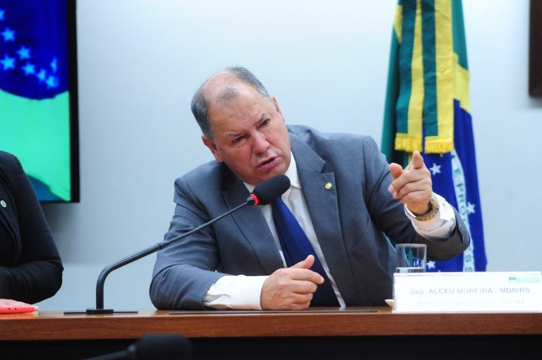 Comissão aprova projeto que anula portaria que libera pesca de camarão por arrasto motorizado