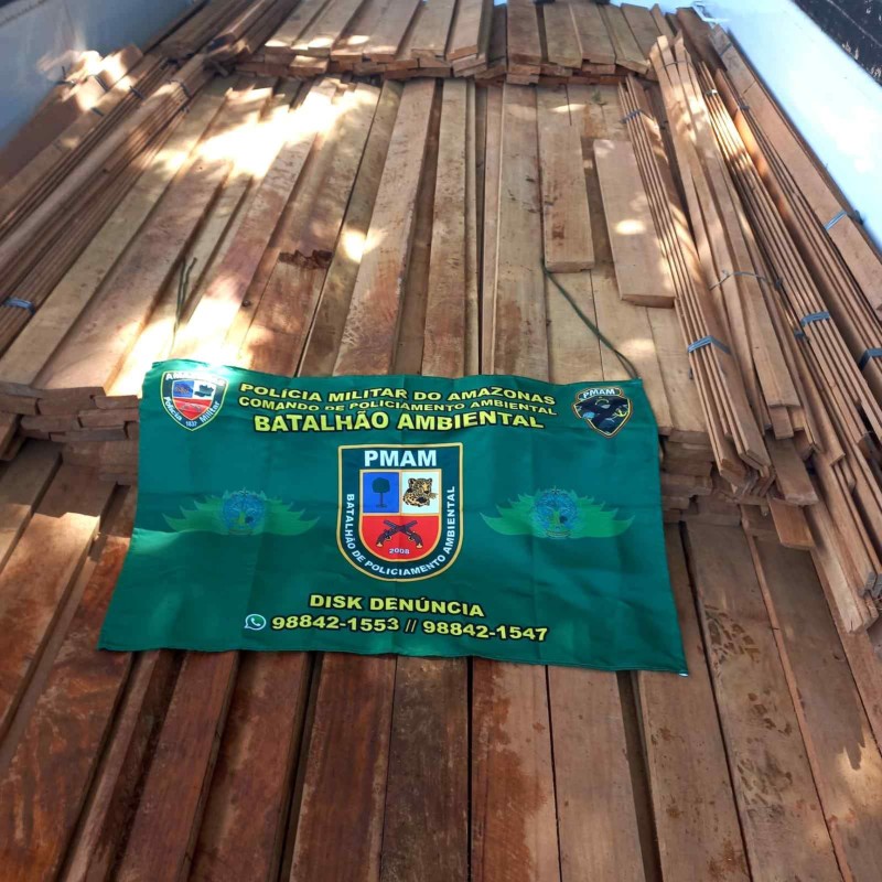 No bairro Jorge Teixeira, PMAM apreende madeira serrada de origem ilegal