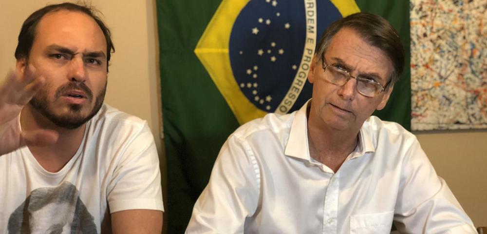Bolsonaro entrega seus dados, para assessor e advogado de Carlos.