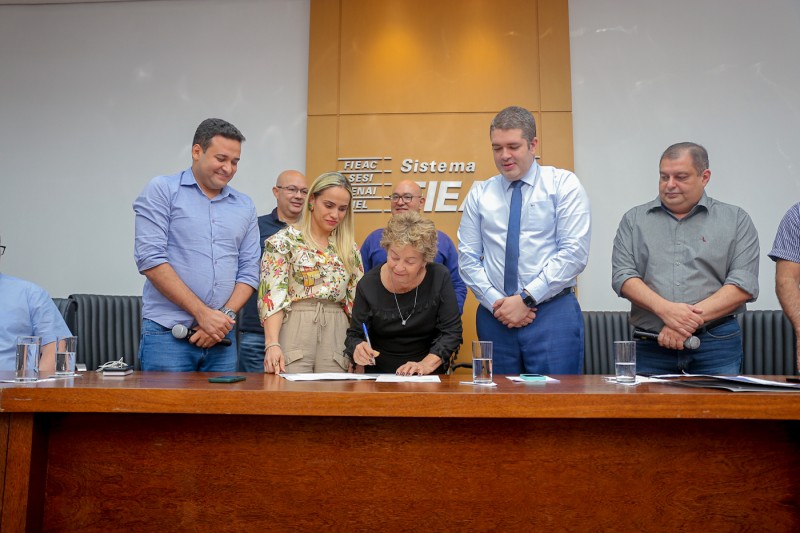 Governo assina ordem de entrega do fardamento escolar para mais de 144 mil estudantes
