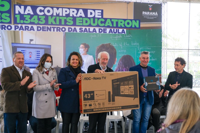 Mais 1,3 mil kits com TV e computador são entregues a escolas RMC