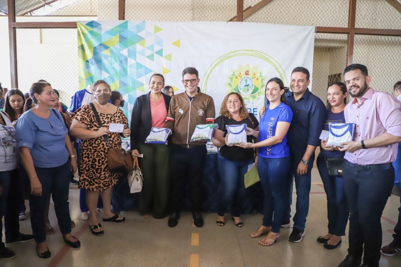 Governo entrega revitalização do Colégio Acreano e vouchers do fardamento escolar