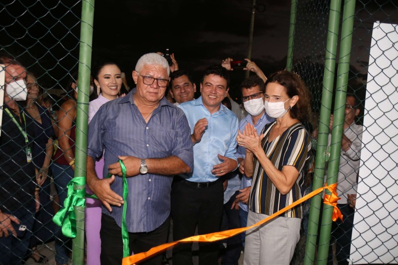 Governadora Izolda Cela entrega duas obras que favorecem a convivência urbana em Barro e autoriza construção de delegacia