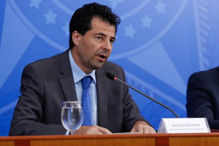 Ministro de Minas e Energia explica aumento de combustíveis em audiência na Câmara na próxima terça
