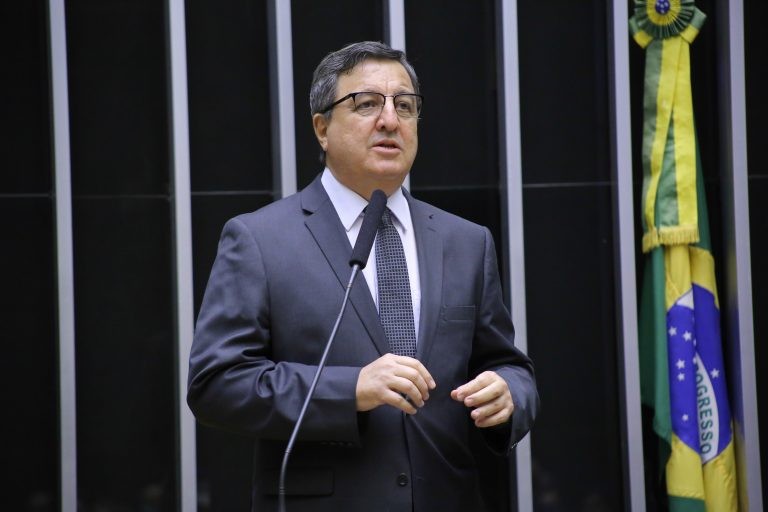 Câmara aprova limite para ICMS sobre combustíveis e compensação aos estados; proposta vai a sanção