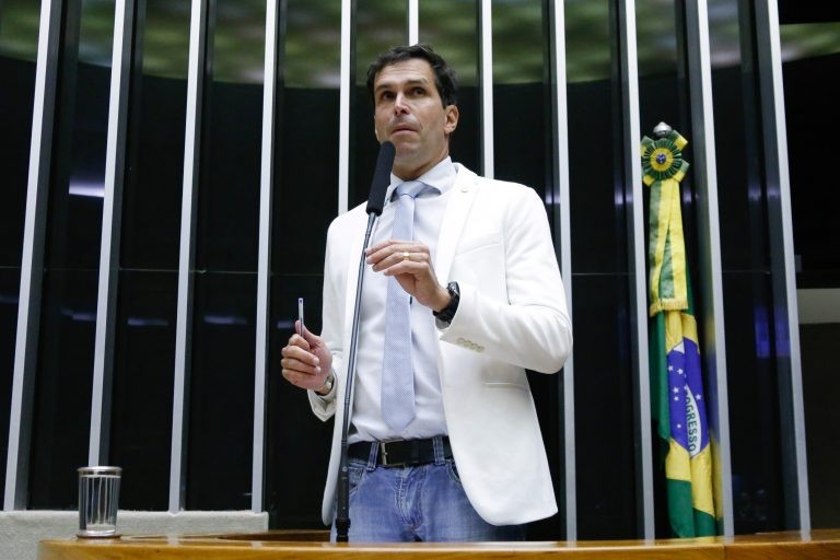 Comissão aprova remuneração total de atleta profissional em caso de doença ou contusão