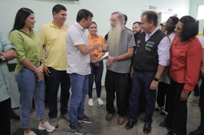 Wilson Lima firma convênio para reabertura do Hospital Padre Colombo em Parintins