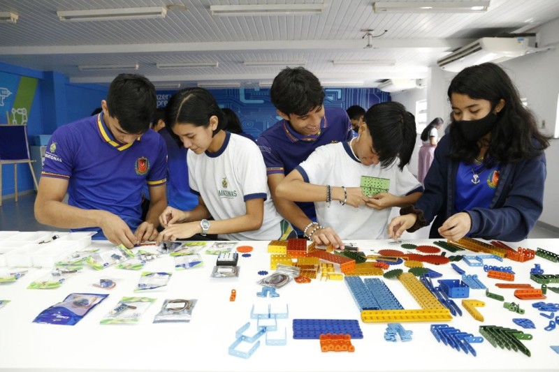 Governo do Amazonas entrega dois laboratórios de robótica para escolas estaduais de Parintins