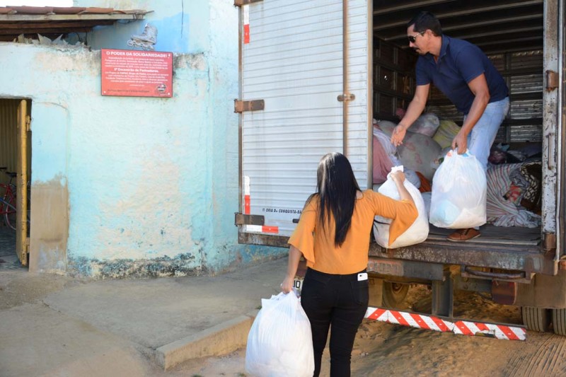 Aquecer no frio: Prefeitura distribui a instituições sociais cobertores e lençóis doados pela comunidade