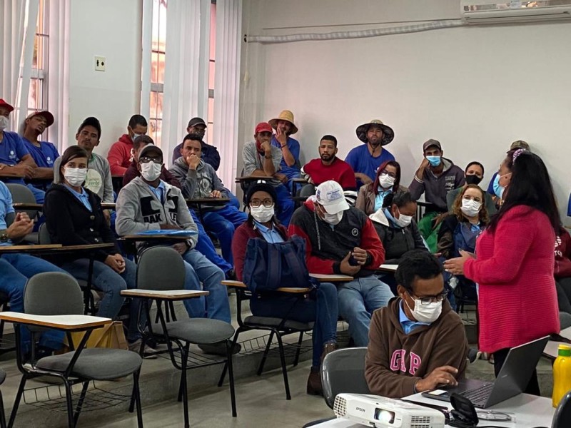 Equipe de combate a endemias inspeciona campus da Uesb e orienta servidores sobre prevenção ao Aedes aegypti