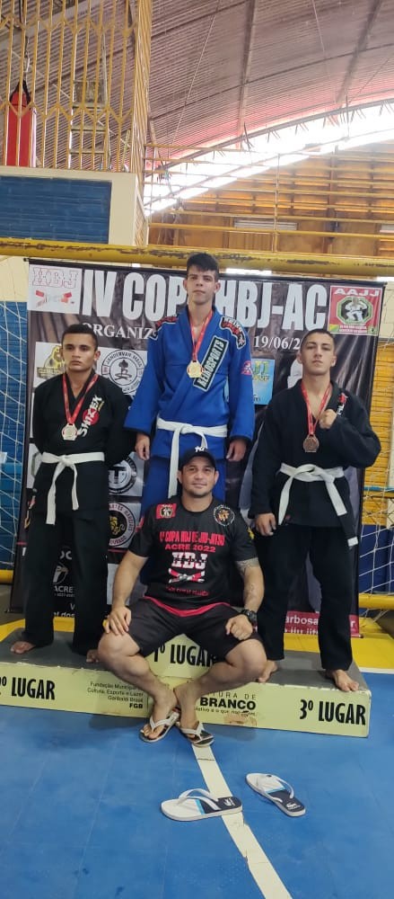 Alunos de projetos sociais da PM são destaque em competição de jiu-jitsu