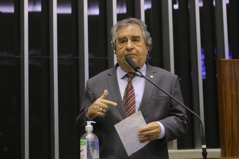 Queda de presidente da Petrobras e preços dos combustíveis repercutem nos discursos em Plenário