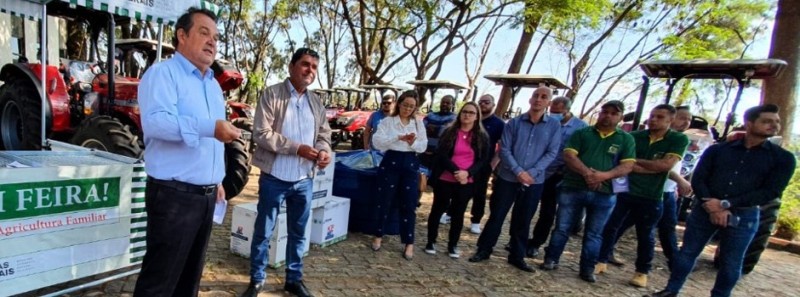 Secretaria de Agricultura entrega tratores, kits feira e de irrigação nesta terça-feira 