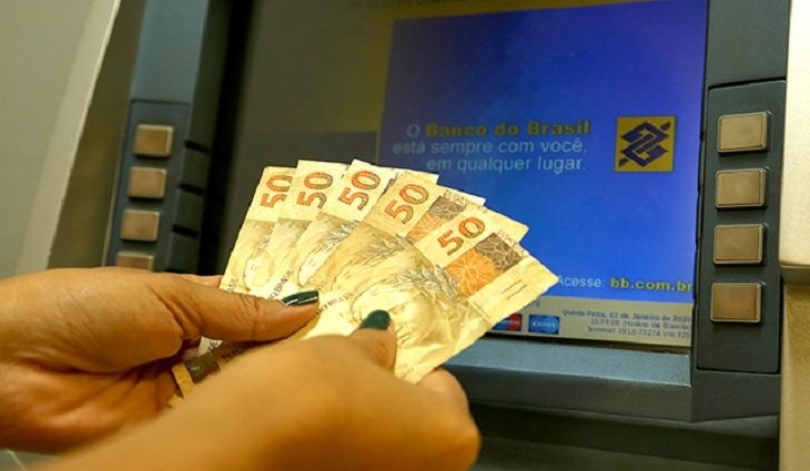 Sindicatos elogiam antecipação do 13° e dizem que recursos chegam em “bom momento” aos servidores