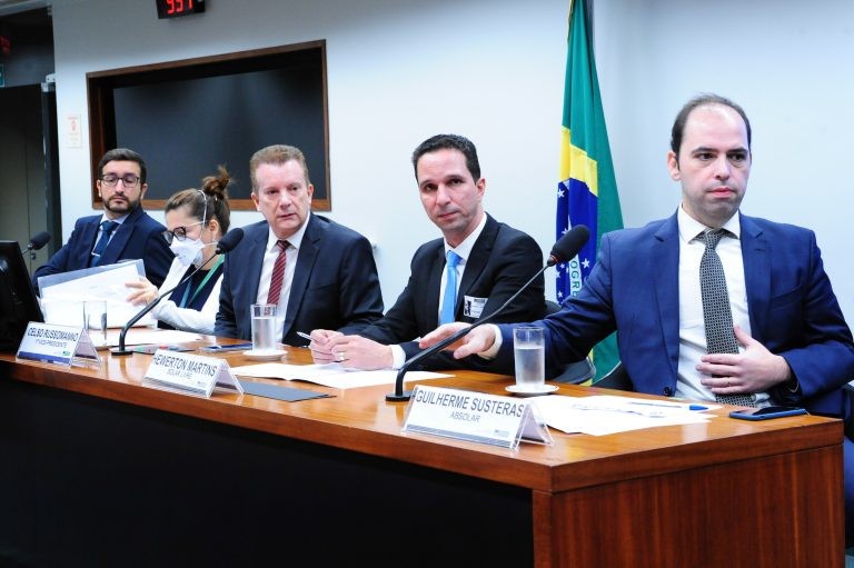 Deputados cobram fim de barreiras à instalação de sistemas de geração distribuída por consumidores