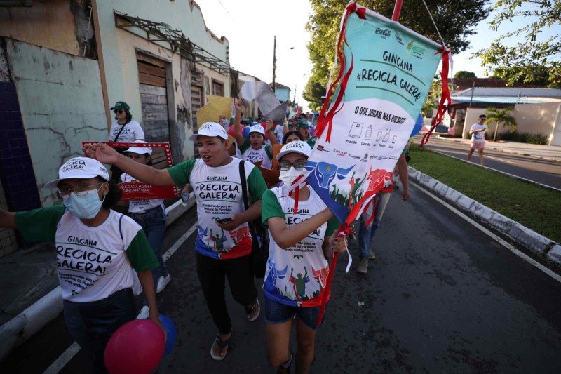 Gincana ‘Recicla, Galera’ faz caminhada ambiental pela reciclagem, em Parintins