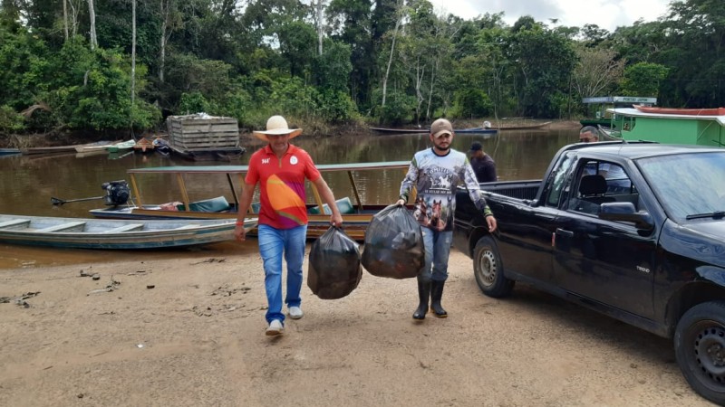 Governo incentiva educação ambiental com recolhimento de resíduos sólidos no Rio Japiim