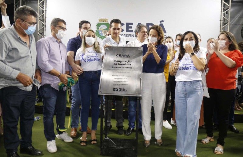 Governadora Izolda Cela entrega primeira areninha em Pedra Branca e autoriza obras que beneficiam população do município