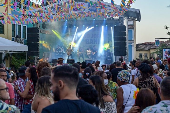 Nem a chuva que caiu foi capaz de espantar o público que lotou o Pelourinho no segundo dia do São João da Bahia