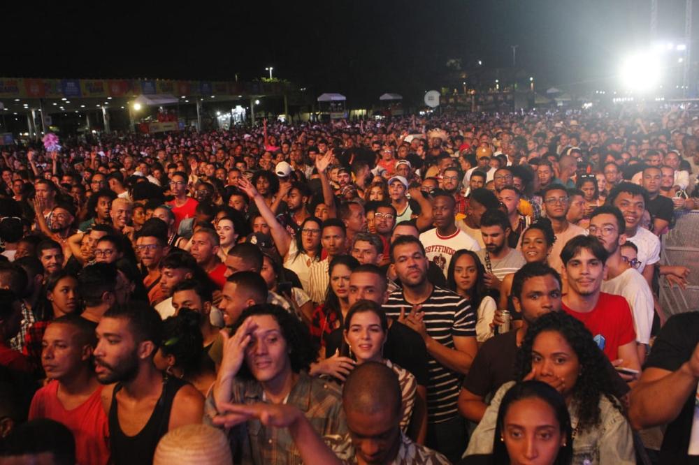 Governo do Estado comemora sucesso da primeira noite de festa no Parque de Exposições .