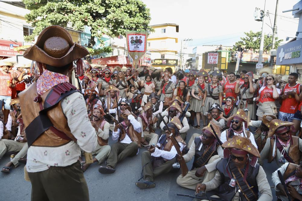 Arraiá de Ipitanga: Blocos tradicionais arrastam multidões pelo centro de Lauro de Freitas.